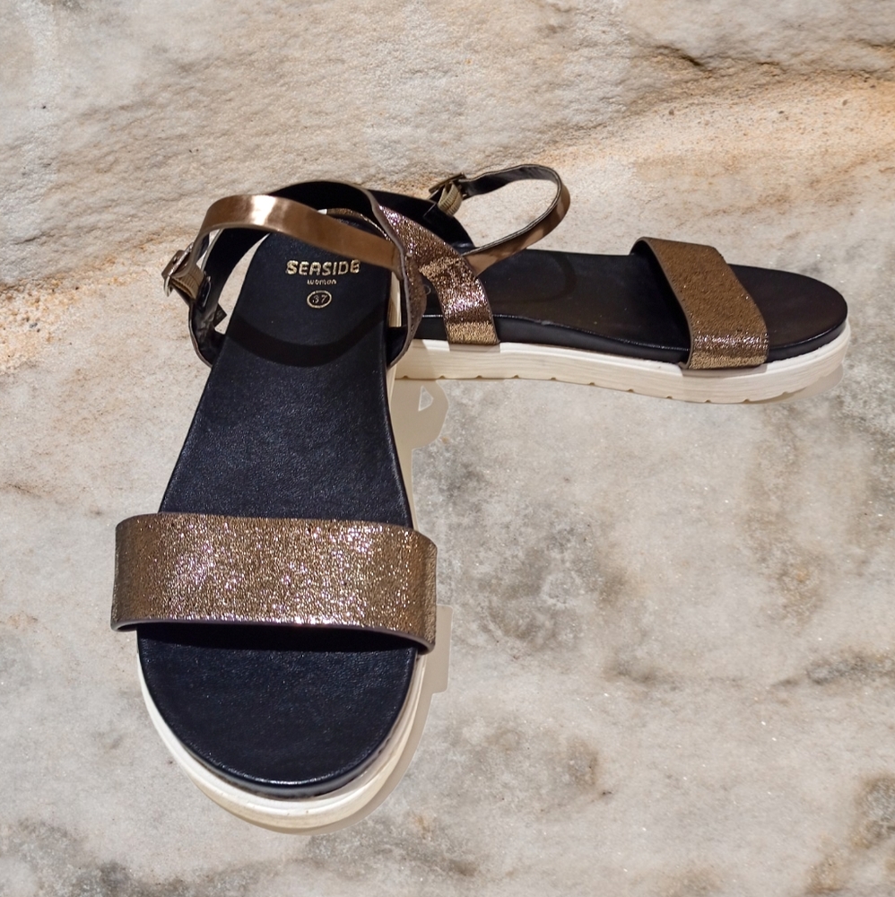 Like New 🌺 Seaside Cinzento Sparkling Wedged Sandals Gold/Black/White